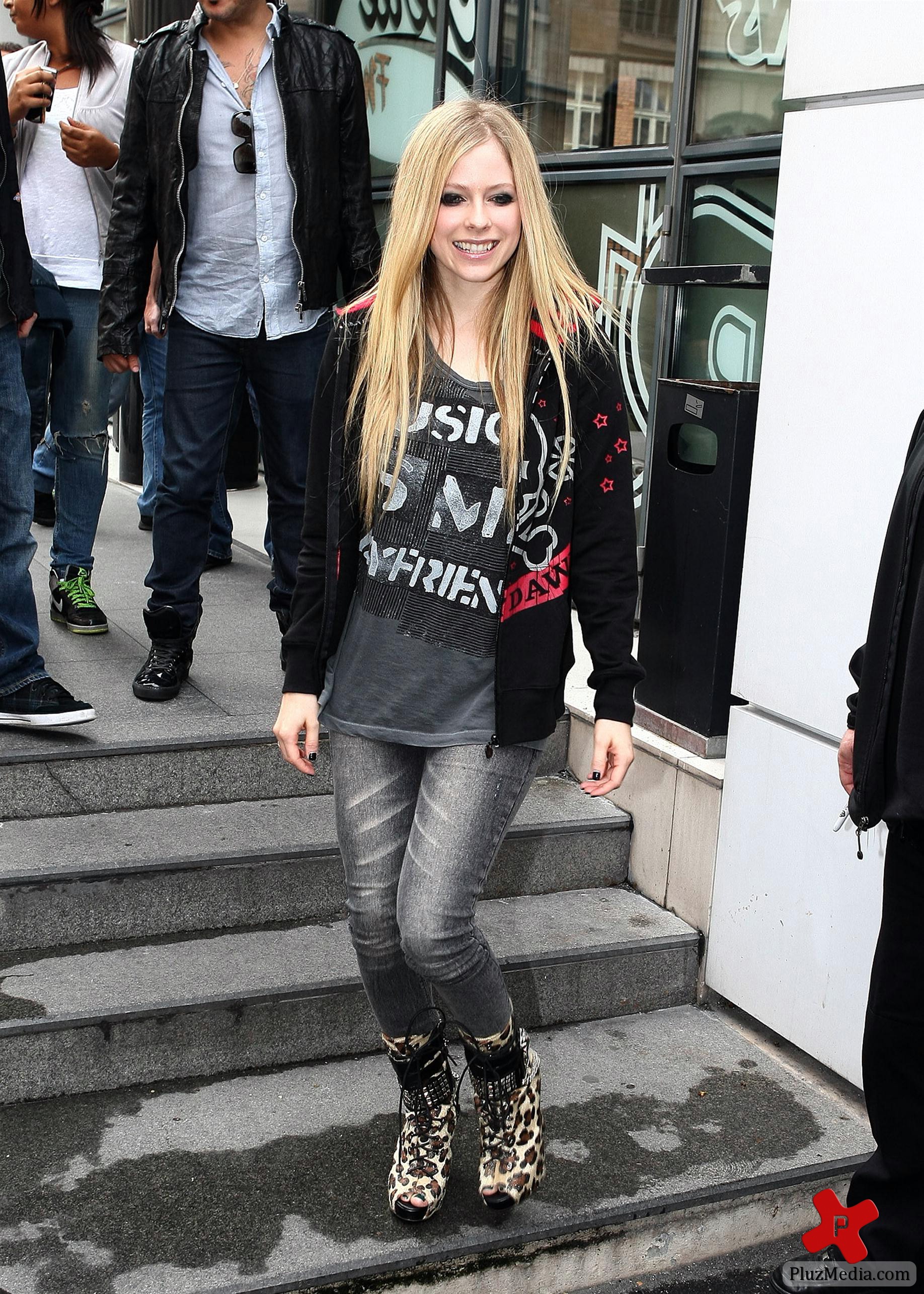 Avril Lavigne is all smiles as she leaves her Paris hotel photos | Picture 77887